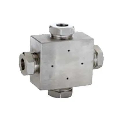 5652-16M : Upc 1" Mp Female Cross, Stainless Steel - 20,000Psi 1